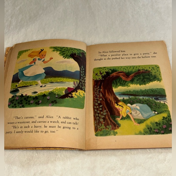 A Little Golden Book - Alice In Wonderland Meets The White Rabbit 1951 - Picture 6 of 16